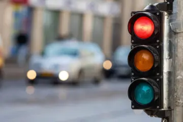 Absehen von Verhängung eines Fahrverbots nach qualifiziertem Rotlichtverstoß